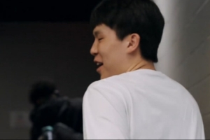 jiuyou入口-抵达球馆！球迷冲着杨瀚森喊“哥哥好帅”  杨瀚森一脸嫌弃