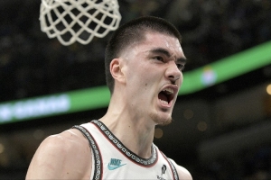 九游官网-埃迪超速驾驶被交警拦下视频流出 限速88公里路段超车时飙到162