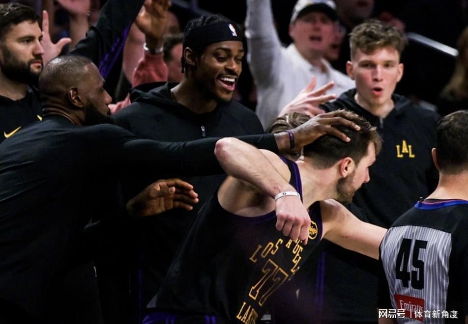 突发！东契奇“溜号”洛杉矶！湖人这下要“头大”咯……