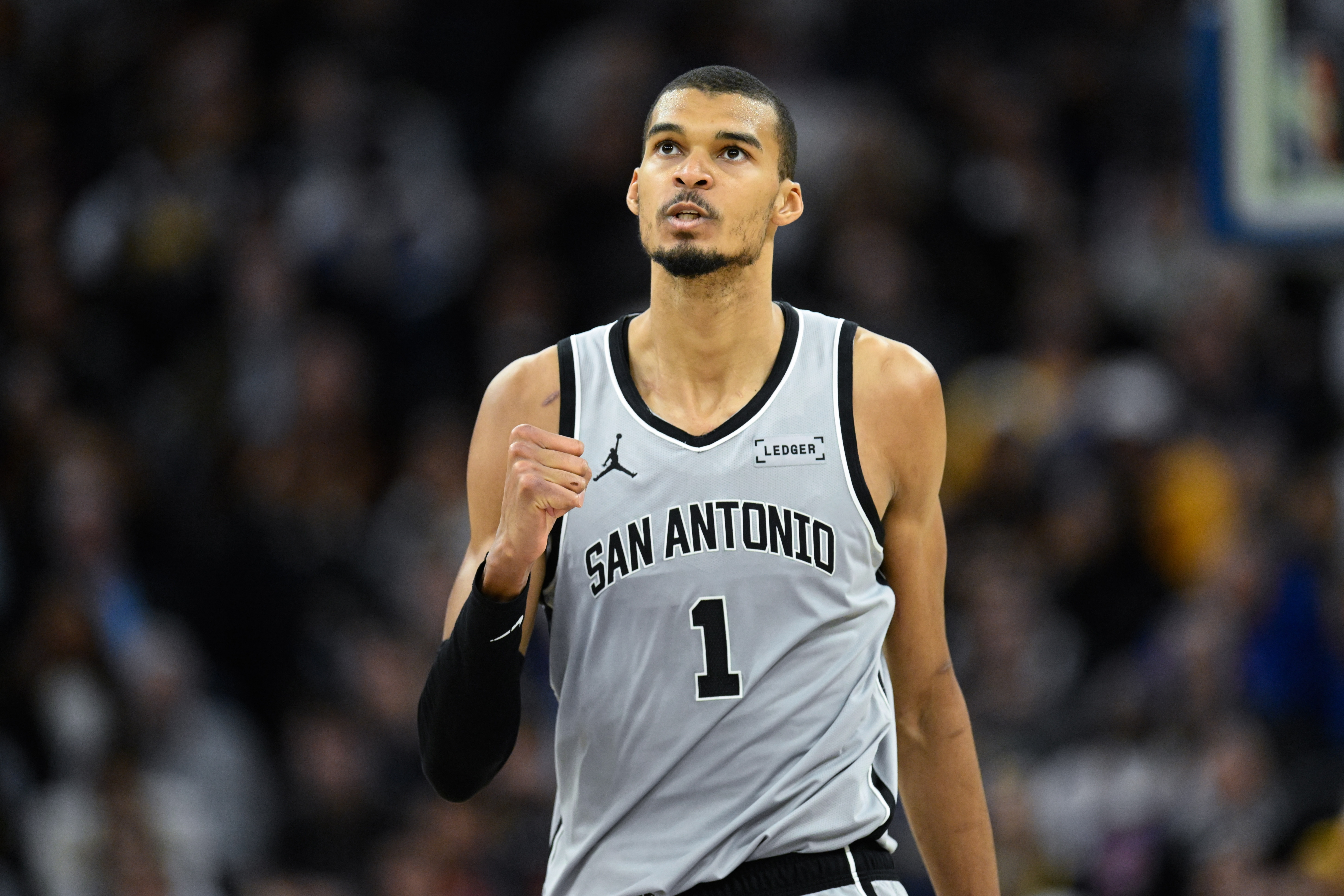 九游官网-解说：绿军进攻端各种牵制文班 但马刺证明了自己资源的均衡性